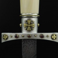 Нож с изображением крестоносца 