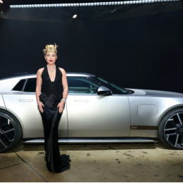 Флоренс Пью на нью-йоркской презентации нового Jaguar GT мощностью 1015 л. с.