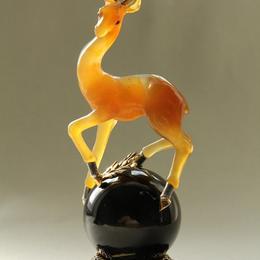 Камнерезная скульптура "Золотая антилопа"
