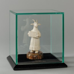 Скульптура из бивня мамонта Коза с баяном