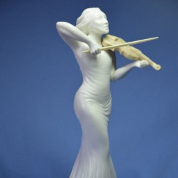 Скульптура Скрипачка из рога лося с элементами бивня мамонта