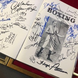 Автографы великих спортсменов на книге «История бокса в картинках»