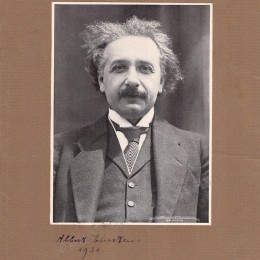 Автограф Альберта Эйнштейна (на фото)