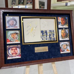 Гагарин, Титов, Терешкова (набор шоколада с 6 автографами космонавтов)