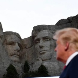 Копия скульптуры в виде горы Рашмор с лицом Трампа за 1100 $