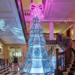 В лондонском отеле поставили 5-метровую елку от Jimmy Choo