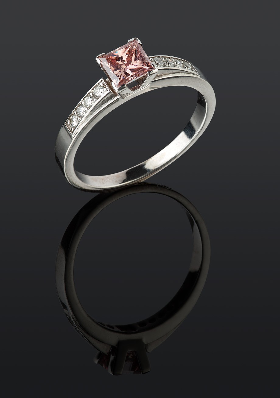 Кольцо с розовым бриллиантом "Принцесса" 17,5 размер в наличии