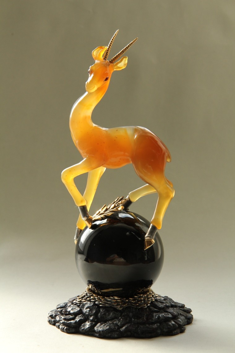Камнерезная скульптура "Золотая антилопа"