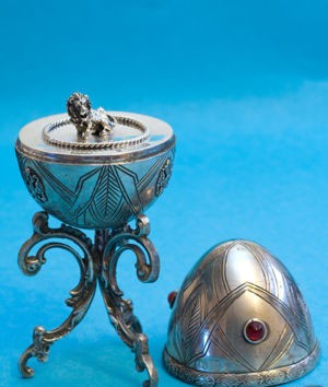 Пасхальное яйцо "Лев" из серебра с гранатами
