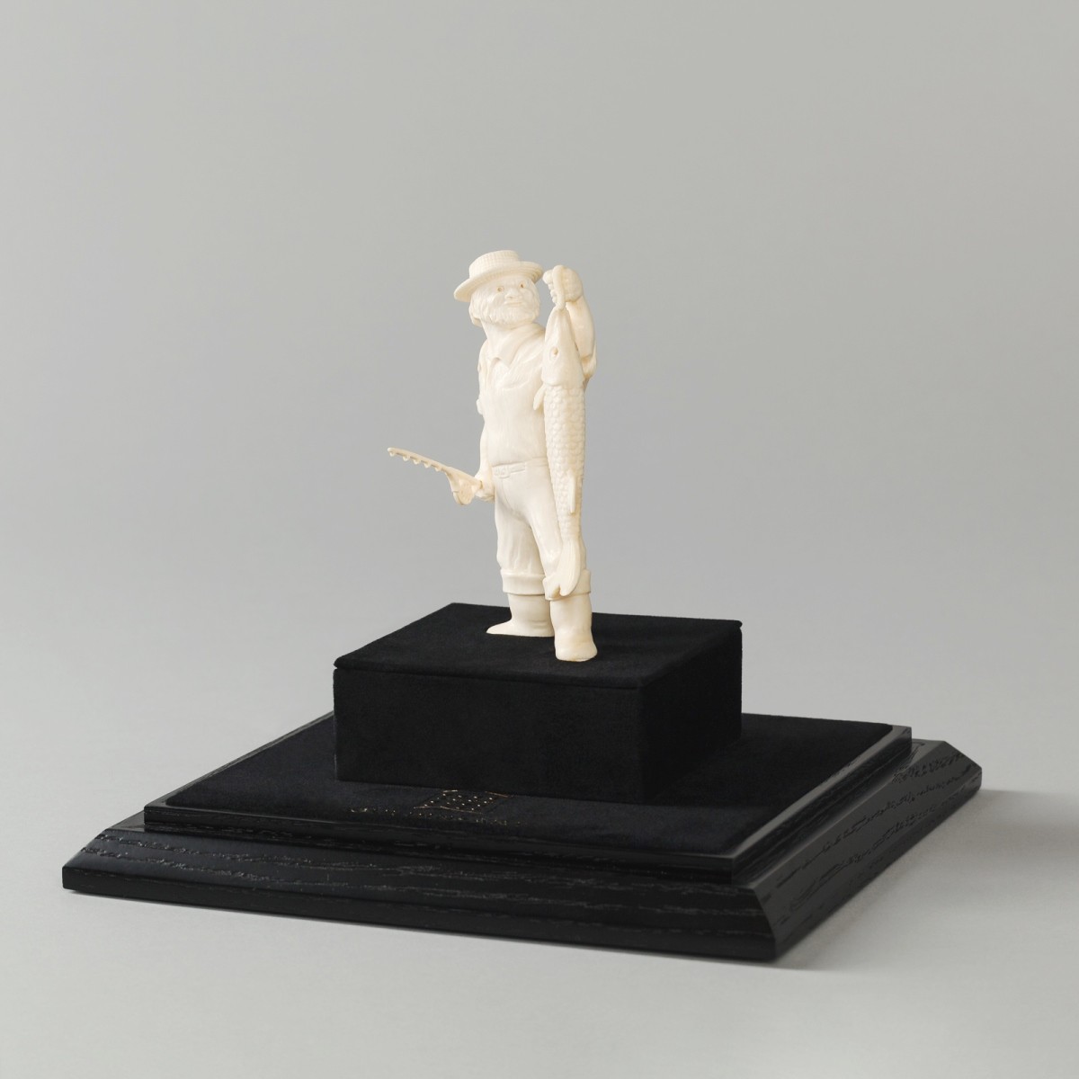 Скульптура из бивня мамонта Рыбак со спиннингом