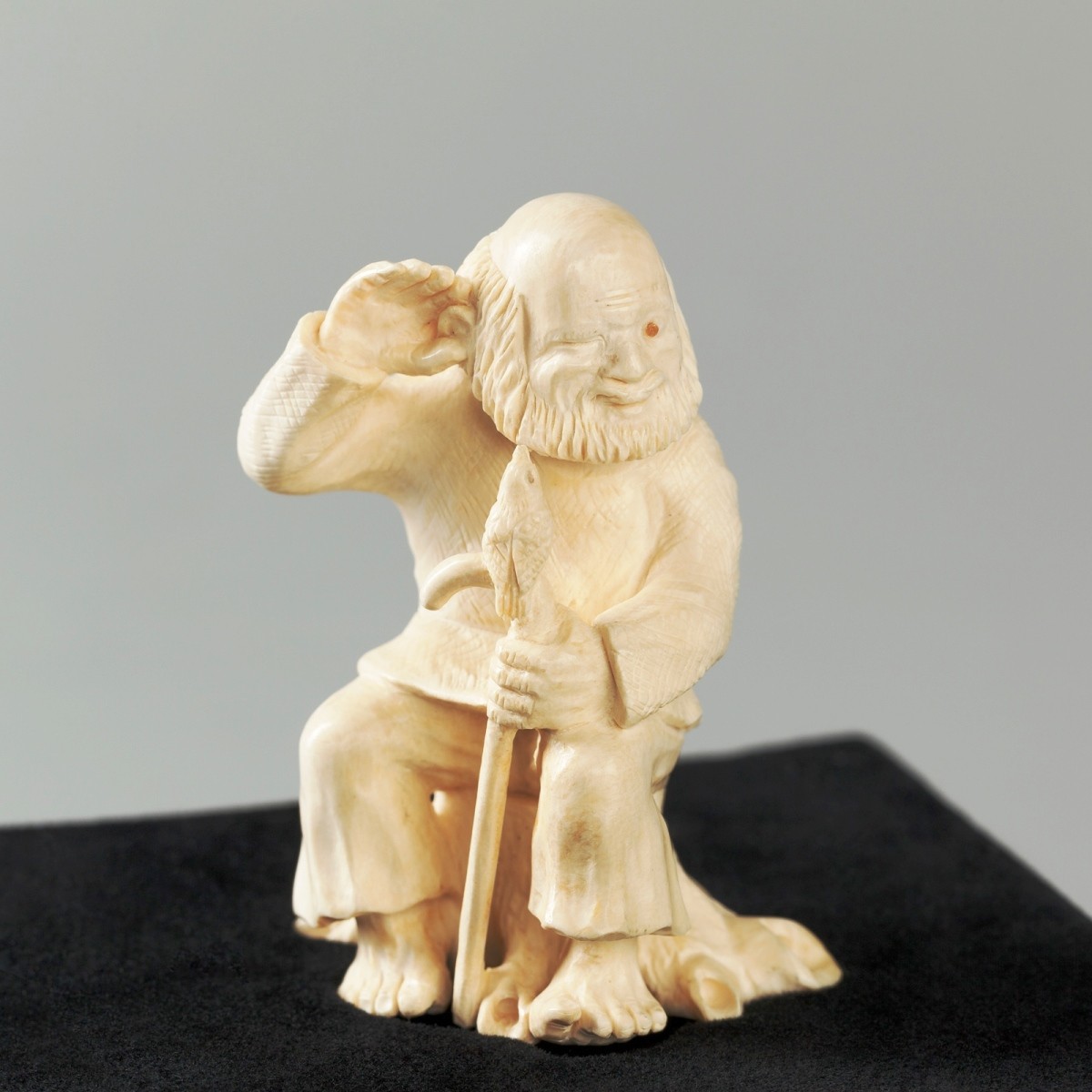 Скульптура из бивня мамонта Старик
