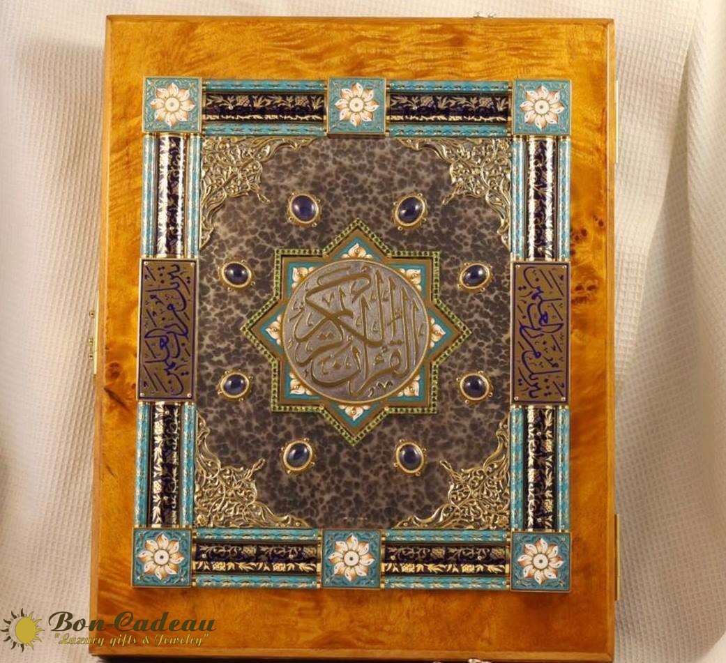 Коран на арабском языке с подписью главы мусульман Ирана