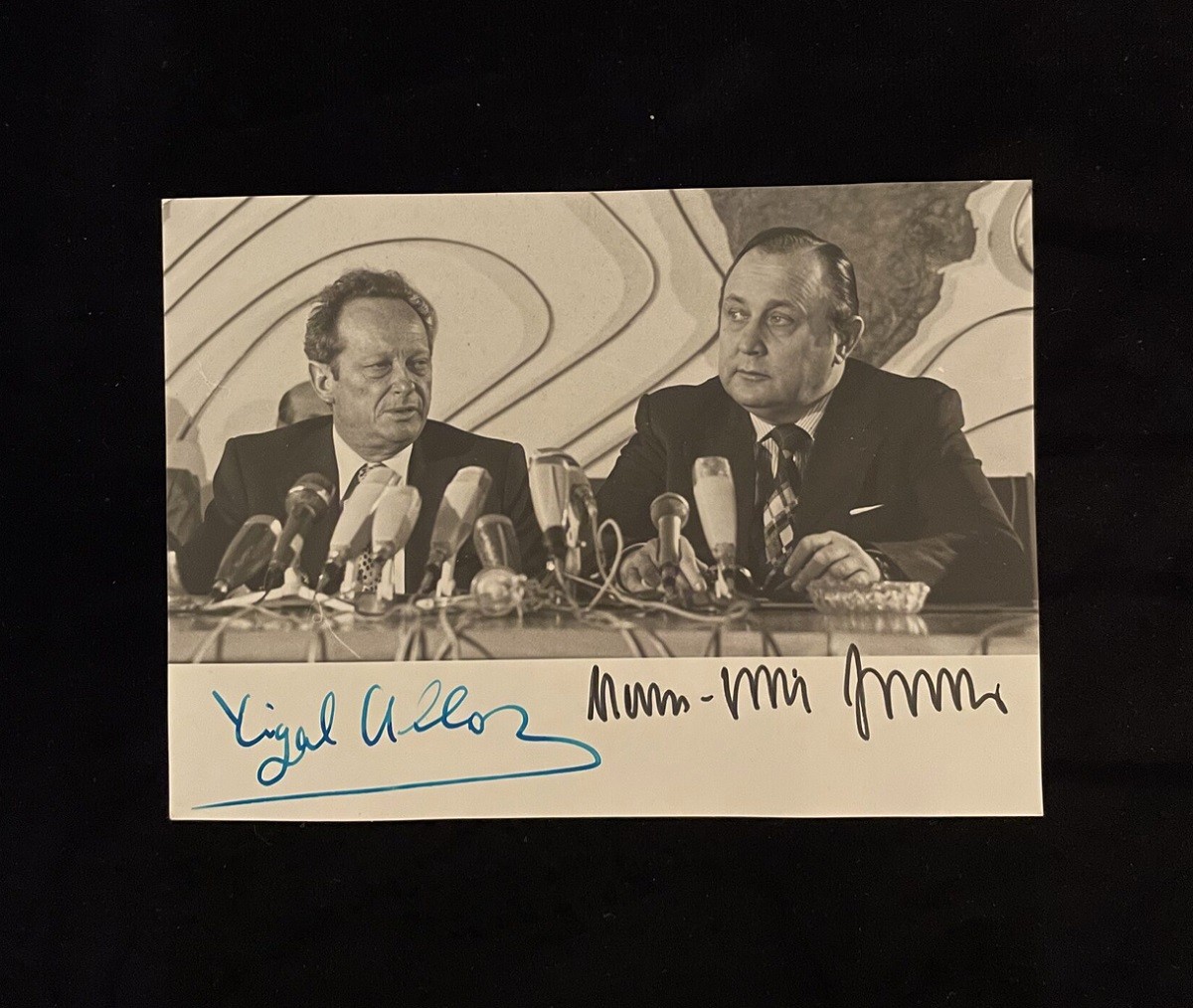 Ганс Дитрих Геншер и Игаль Алон (Фото с автографами)