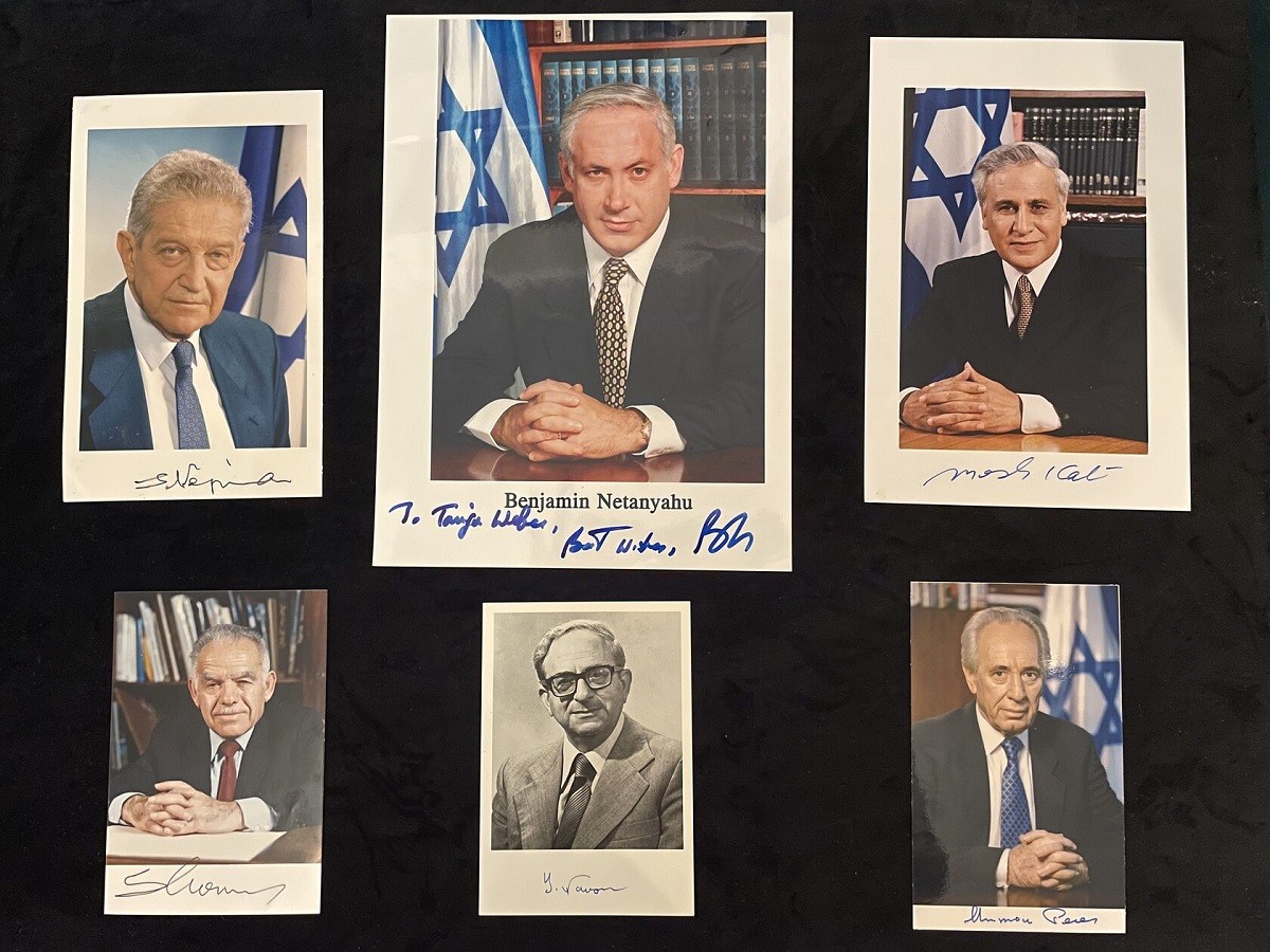 Фото с автографами президентов и министров Израиля