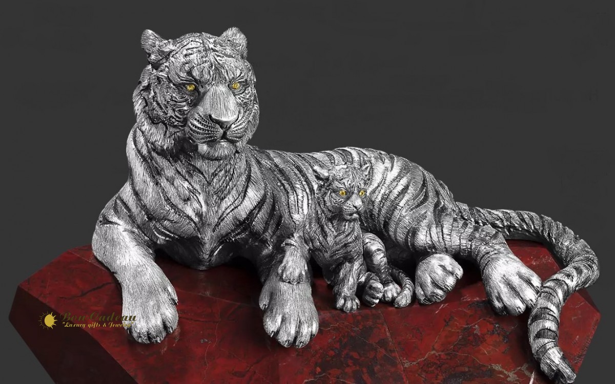 Тигрица с тигрёнком (серебро, яшма, L=14 см)