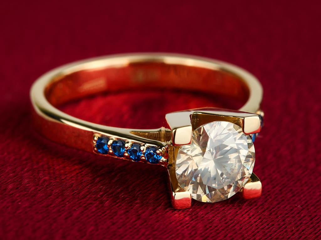 кольцо с бриллиантом 1 карат и сапфирами