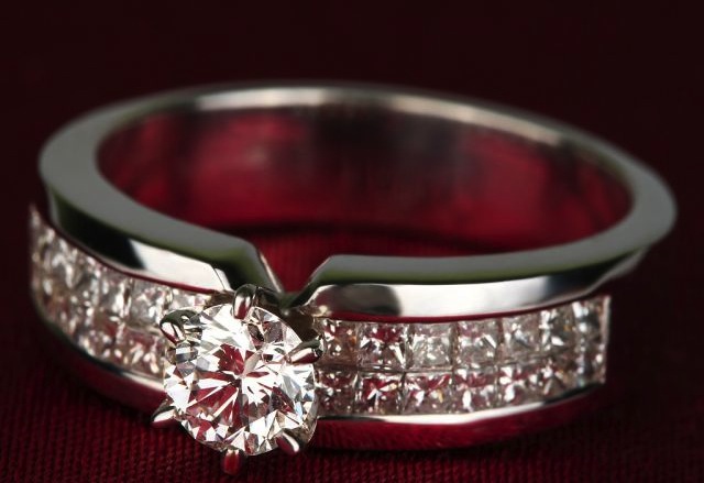 кольцо с крупным бриллиантом по низкой цене