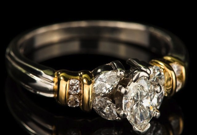 кольцо из платины с бриллиантом