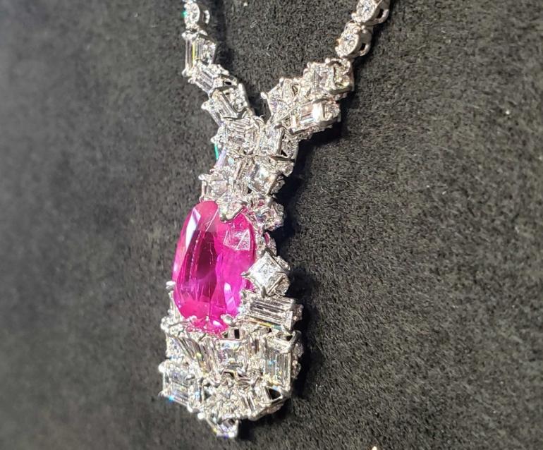 бриллиантовое ожерелье с розовым сапфиром в 10,62 карата стоимостью 1,9 миллионов Евро